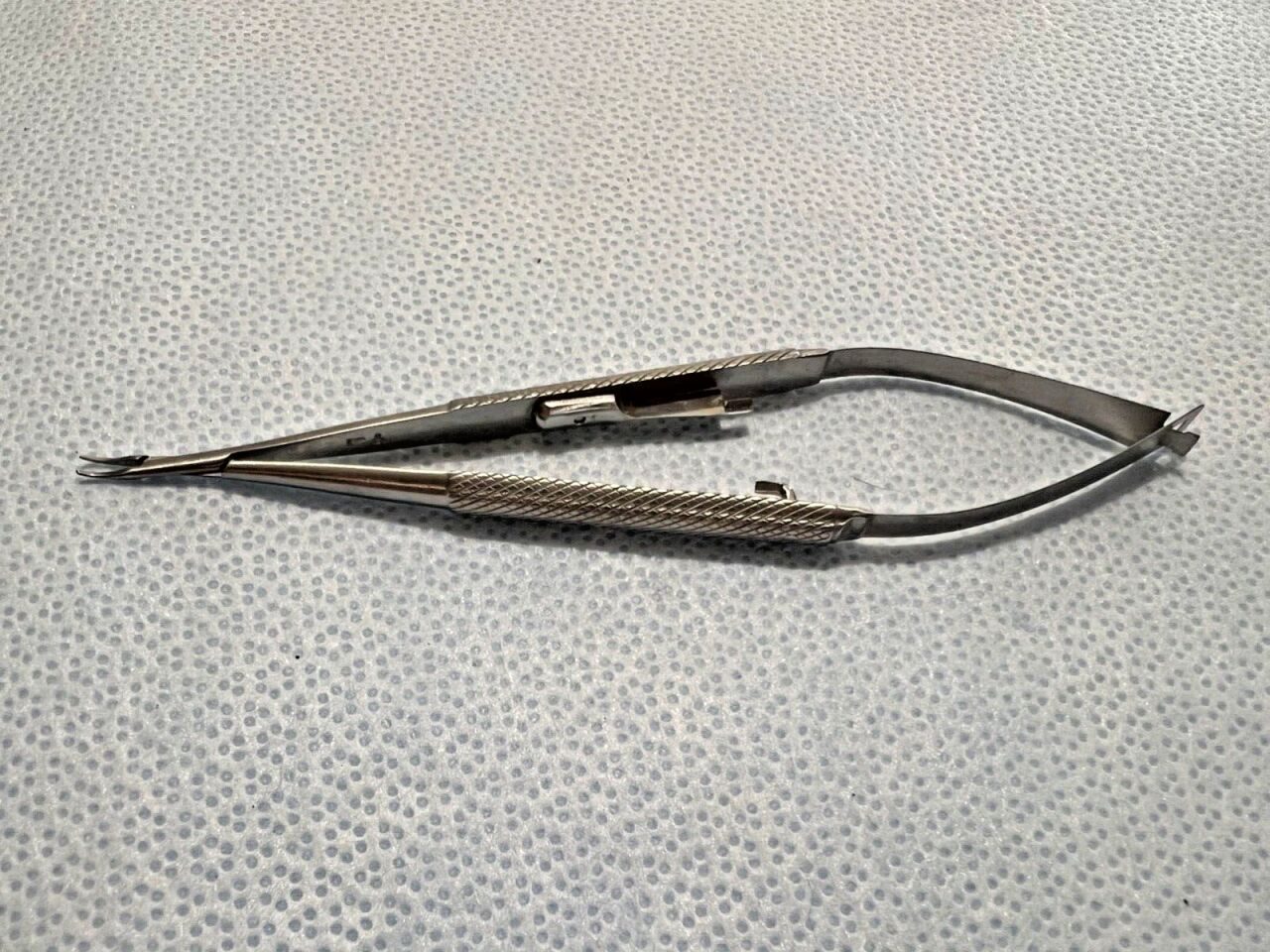 STORZ E3885 WL 6mm Curved Delicate Jaws 5" Non-Locking Micro Needle Holder Curved Delicate Jaws Non-Locking — photo 1