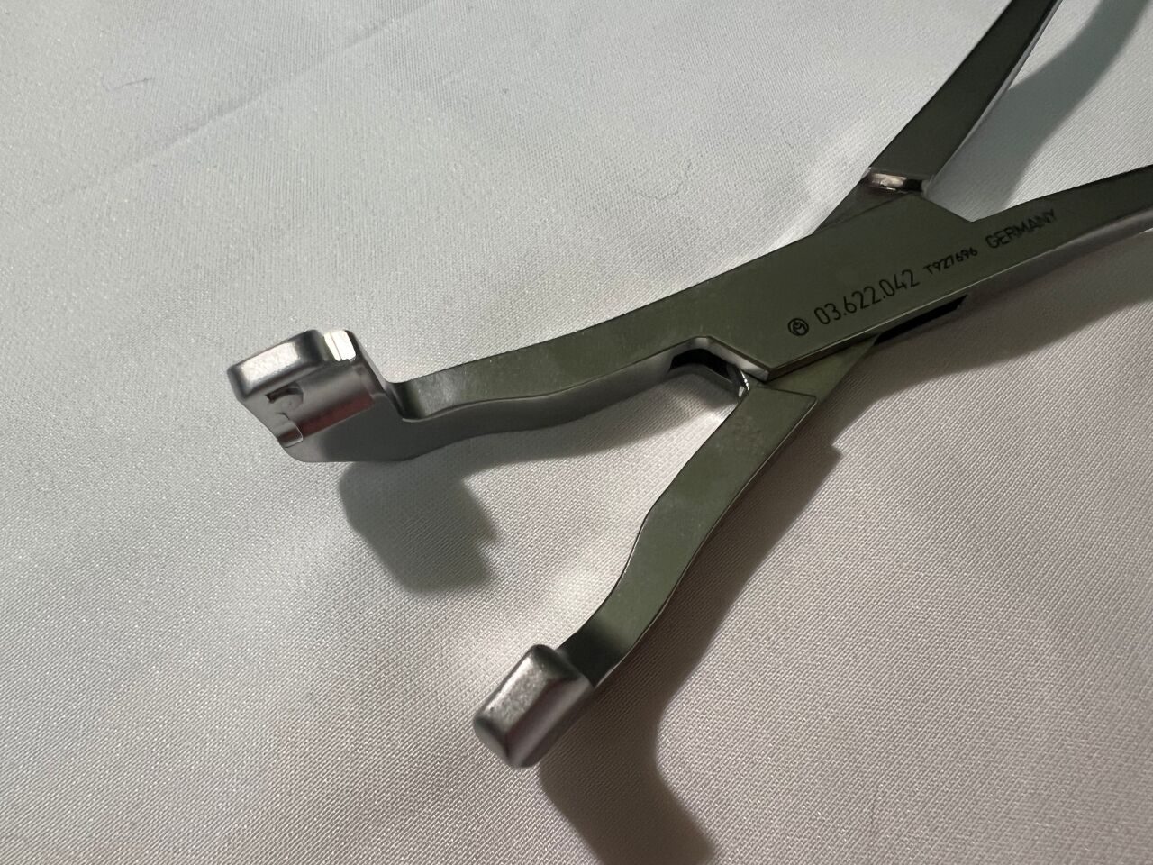 SYNTHES 03.622.042 Curved Implant Holding Forceps — photo 2