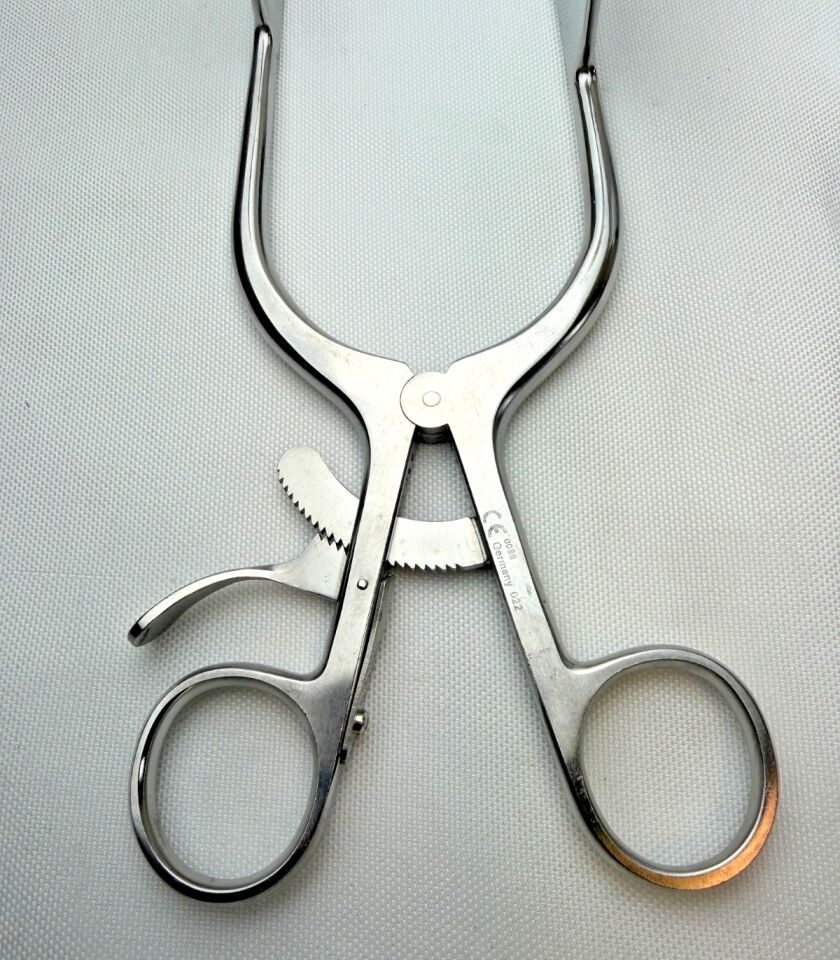 CODMAN 50-8160 / 50-8161 Left & Right Darling Popliteal Self Retaining Retractors — photo 3