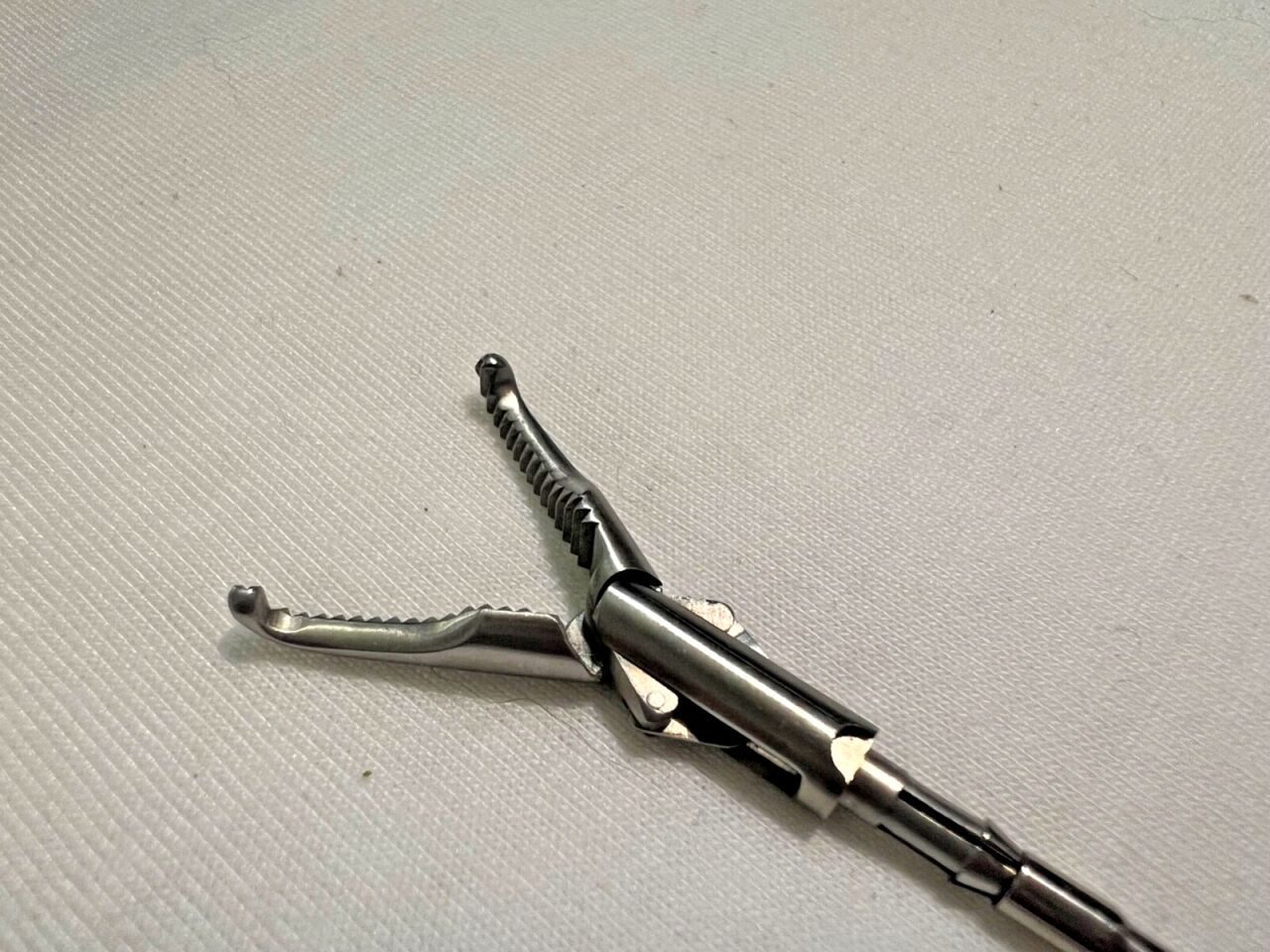 V. MUELLER F256.81010 Laparoscopic Forcep Insert Short Right Angle 5mm X 35cm — photo 2