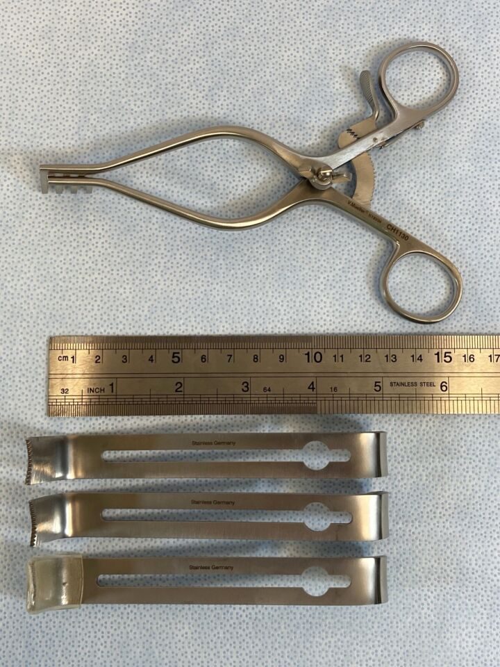 V. MUELLER CH1130 Retractor w/ 3 Center Blades Original Size — photo 6
