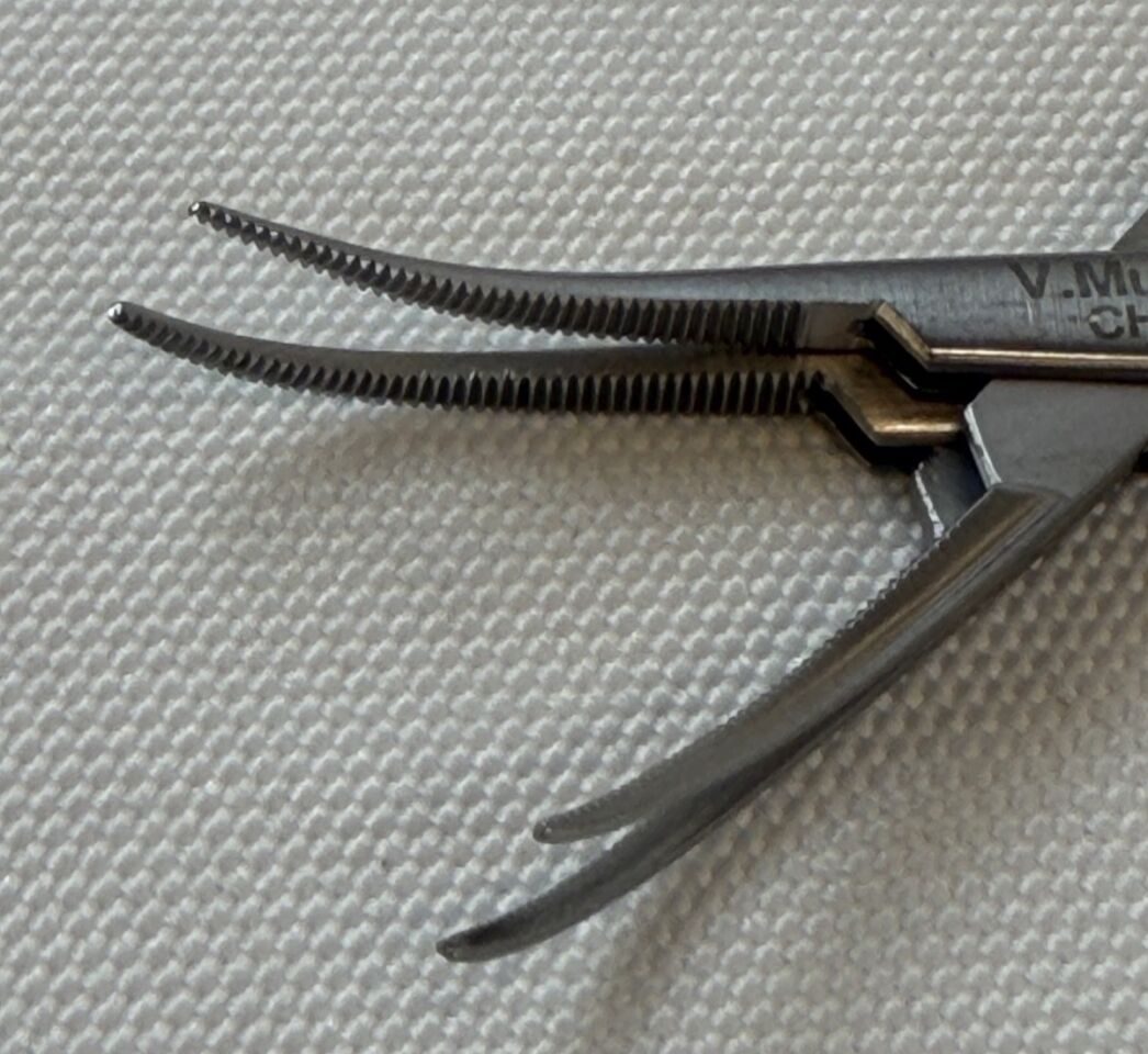 V. MUELLER CH8610 Jacobson Mosquito Forceps Delicate Curved Serrated 5" Pair — photo 3