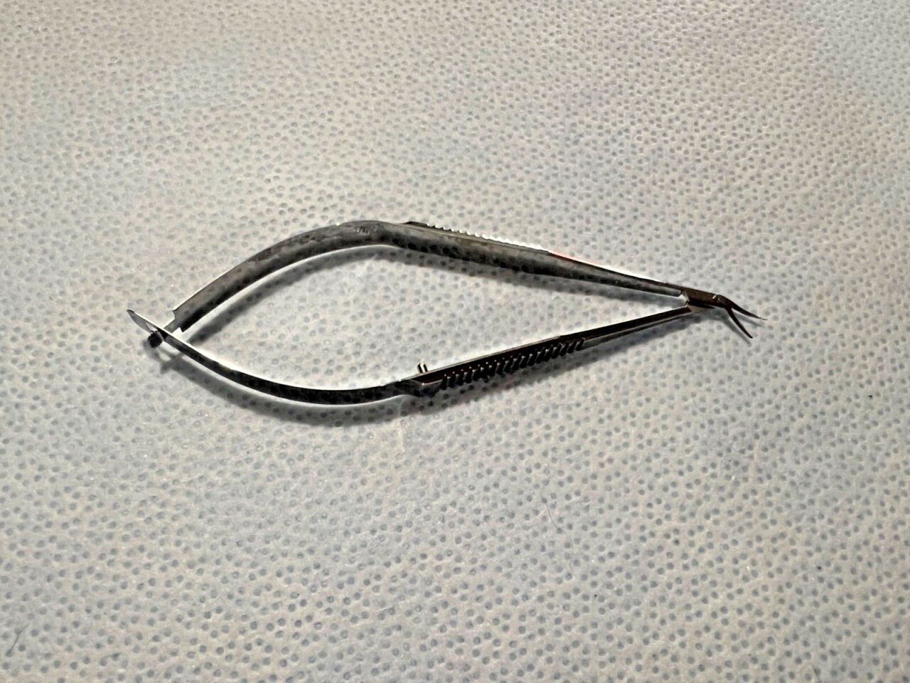 KARL STORZ E3304 Castroviejo Corneal Section Scissors 14mm Right Angled 3-7/8" Length