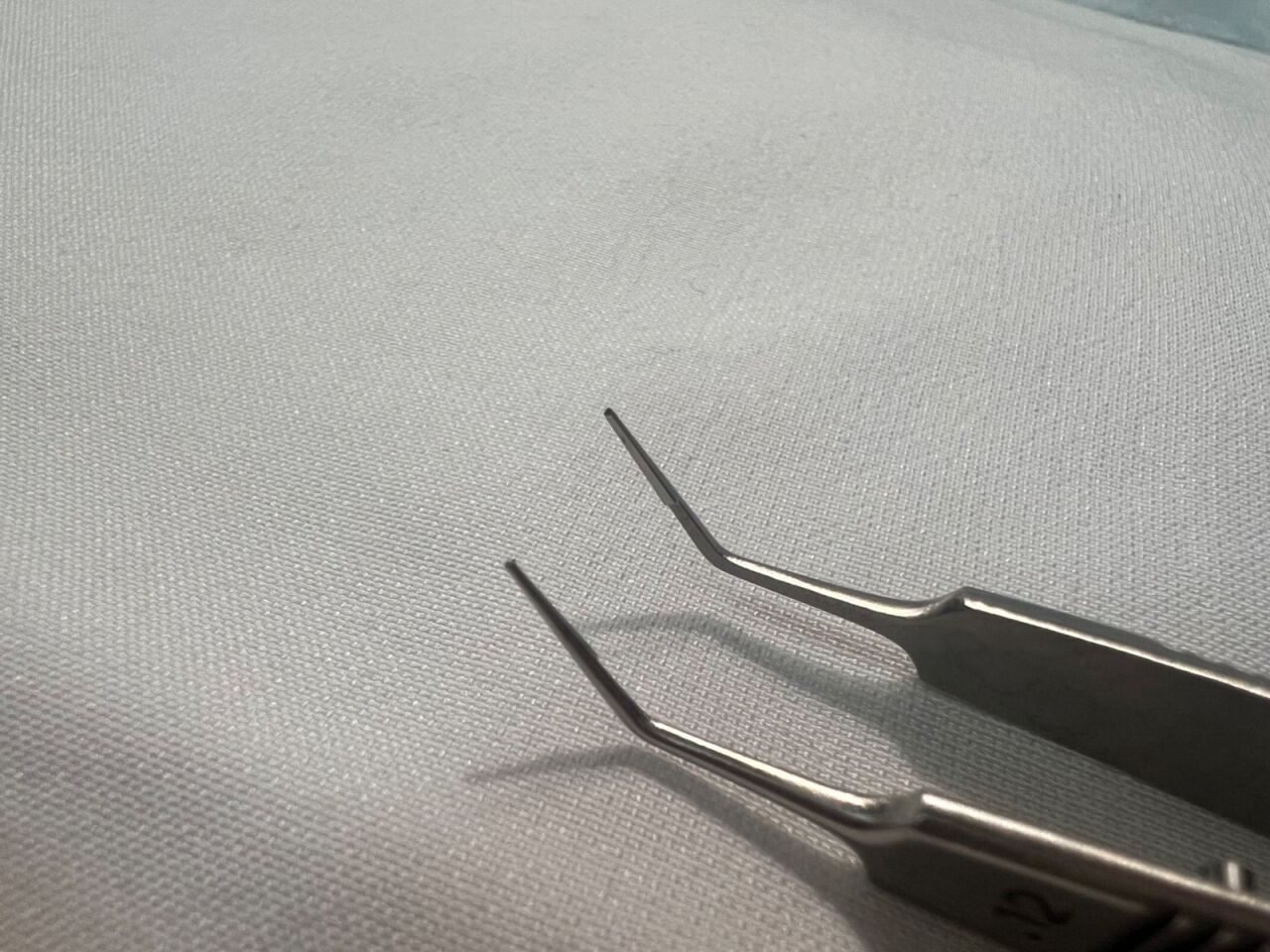 STORZ E1813 AKUS Kelman-McPherson Suturing-Corneal Forceps 1x2 Teeth 45deg x 8mm — photo 3