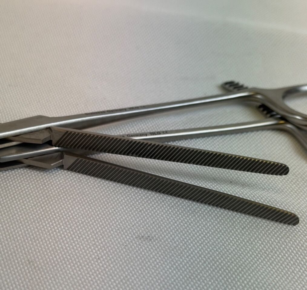 MILTEX 16-108 Pair of Baby Doyen Clamps Intestinal Forcep Diagonal Serrations 7" — photo 4